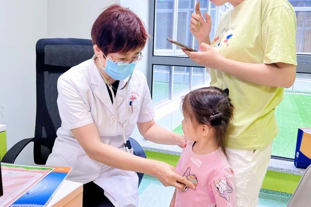 省医院儿科神经内科专家，守护儿童神经健康的守护者