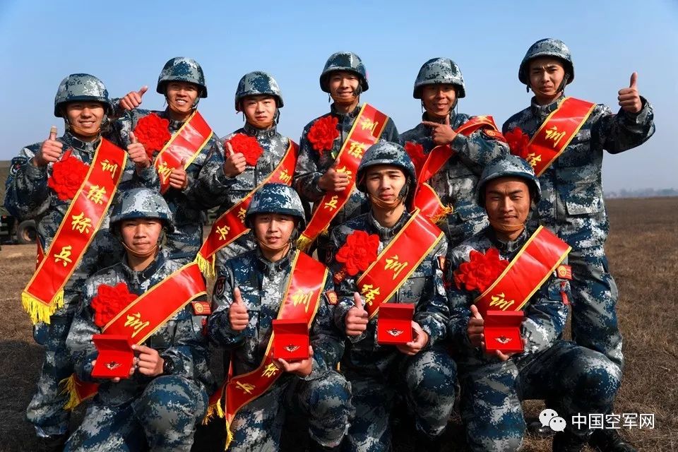中国空军伞兵新兵挂树上的故事与启示