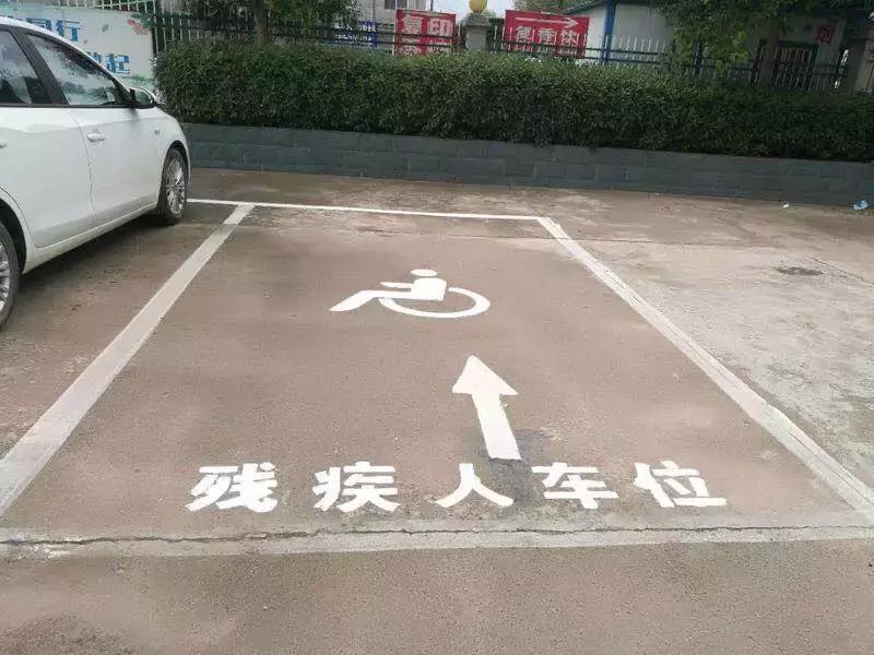 车辆贴图标，一种文化表达与身份标识