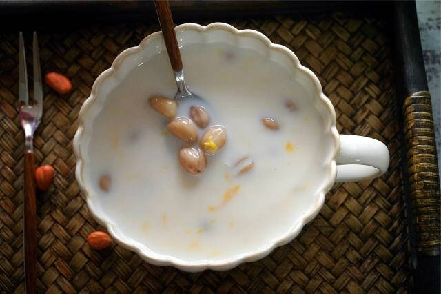 鸡蛋花生牛奶汤，一道营养丰富的美味佳肴