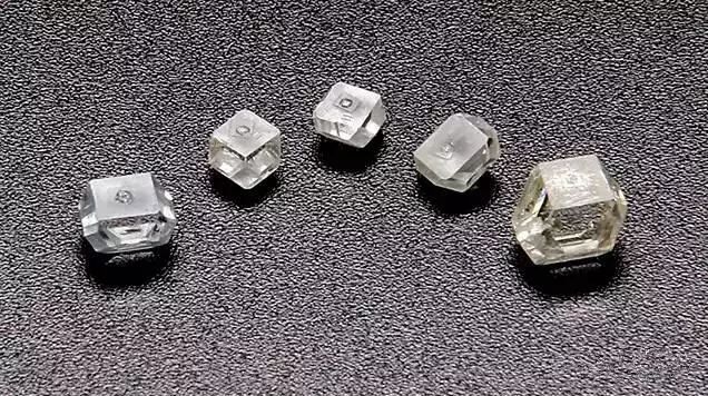 如何辨别钻晶A4的真假