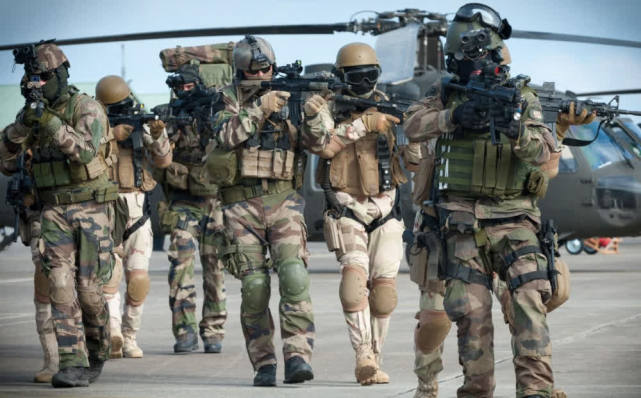法国伞兵单兵装备图，深度解析法国特种部队现代化装备